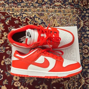 Nike dunk syracus - Nike dunk by you ” Syracus ” . Helt nya och oanvända. Skickas snabb och spårbar. Undrar ni över något? Skriv så svarar jag så fort jag kan 🙂