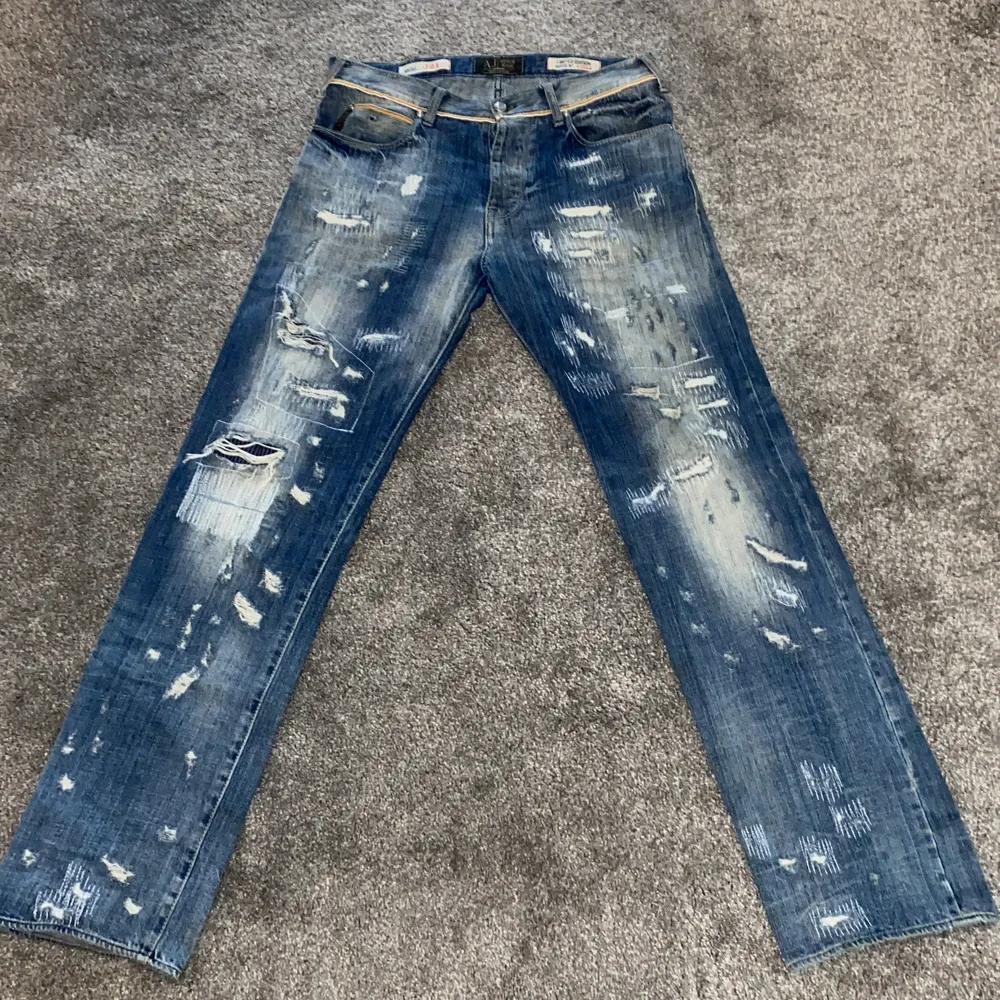 Säljer min Limited edition armani jeans som är vintage dem är limited i serien N’1204. Dem är jävligt feta sjukaste matrialet samt detaljerna ! . Jeans & Byxor.