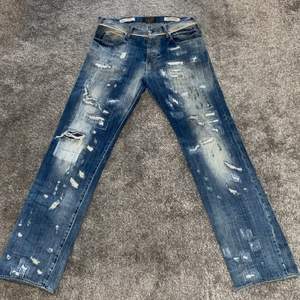 Säljer min Limited edition armani jeans som är vintage dem är limited i serien N’1204. Dem är jävligt feta sjukaste matrialet samt detaljerna ! 