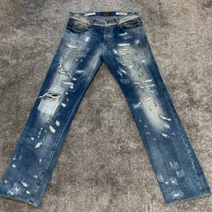 Armani limited edition jeans - Säljer min Limited edition armani jeans som är vintage dem är limited i serien N’1204. Dem är jävligt feta sjukaste matrialet samt detaljerna ! 
