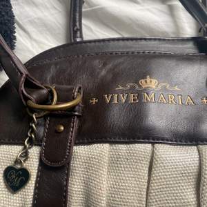 Vive Maria handväska, lite sliten i bärremmarna men funkar perfekt endå, super snygg och jätte praktisk, kommer bara inte till användning hos mig🥰