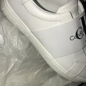 Ett par helt oanvända vita Calvin Klein Skor. Säljer pga de är för stora!