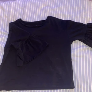 Svart t-shirt - Säljer denna då den inte passar, köparen står för frakten! Skriv för mer information💕