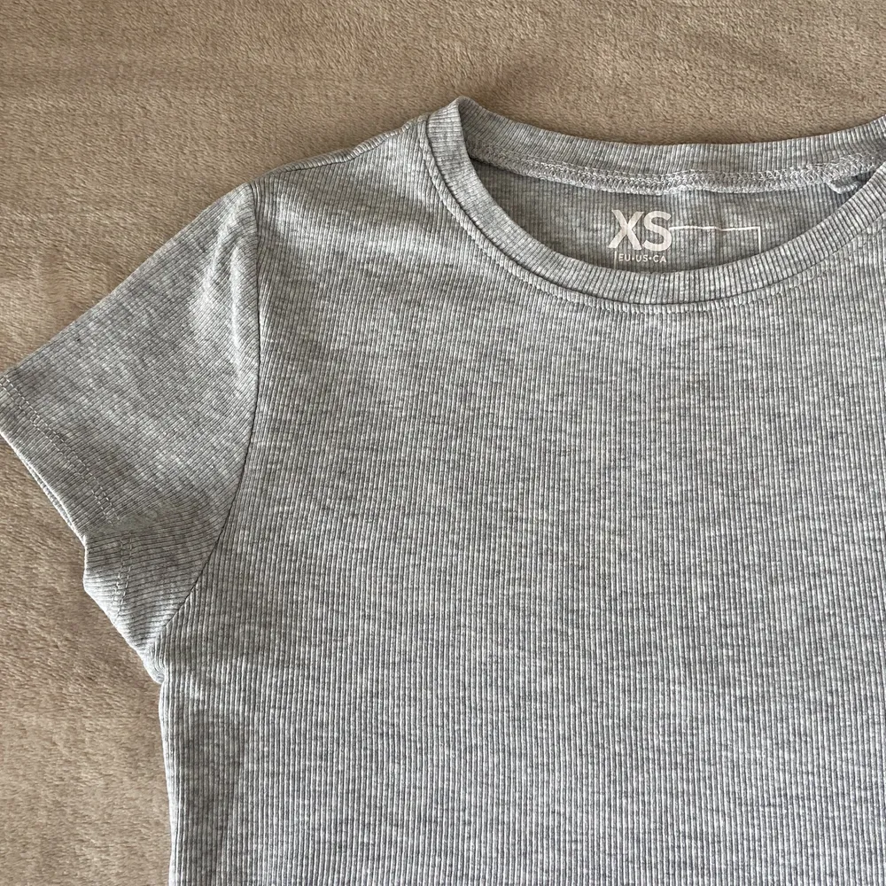 Säljer denna gråa t shirten från new yorker då den är för liten för mig! Tröjan har bara använts ett par gånger och är i fint skick. . T-shirts.