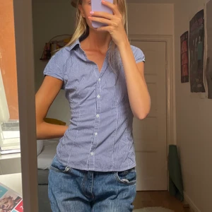 Kortärmad skjorta  - Kortärmad skjorta från H&M, köpt på Sellpy. Säljer då den är för stor för mig. Aldrig använd.