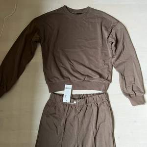 Oanvändt set från Rut&Circle i brunt med storlek xs i tröjan och s i byxorna (endast byxor har kvar prislapp) original pris 400 kr st (800 för set)