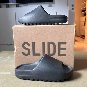 Adidas slide onyx - Ett par svarta yeezy toflor i storlek 42