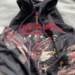 Ed Hardy Hoodie Zip Up - Säljer min jättefina Ed hardy hoodie eftersom den inte kommer till användning längre. Den är lite oversized och är jättebekväm. Passar massa Olika stilar och see bra ut på både tjejer och killar. 