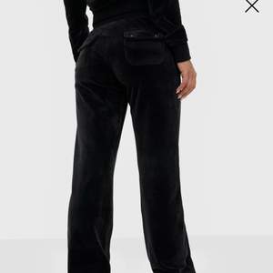 Ett par svarta juicy couture byxor i fint skick. De är storlek L men jag skulle säga att de passar bättre storleken M. Hör av er för frågor💘💘