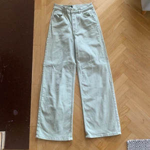 Ljusgröna Jeans - Säljer nu mina fina ljusgröna jeans från divided. Dom är inte jätte andvända❤️ dom är i stl 36 men eftersom dom är små i storleken så skulle jag gissa mellan 32-36. Dom är för korta för mig som är 173cm❤️❤️ skriv för mer bilder eller frågor!💗