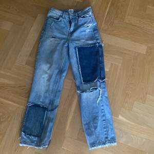 Säljer dessa jeans från Urban Outfitters! Highwaisted med fina detaljer. Straight i formen och storlek W24, ungefär xs/s. Köpta för runt 700, säljer för 250+frakt!