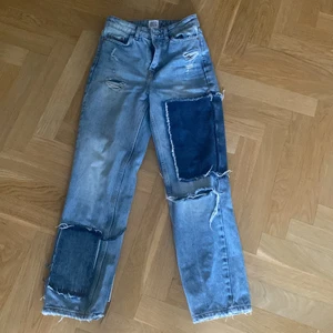 Jeans - Säljer dessa jeans från Urban Outfitters! Highwaisted med fina detaljer. Straight i formen och storlek W24, ungefär xs/s. Köpta för runt 700, säljer för 250+frakt!