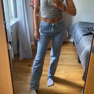 ASOS midwaist lightblue straight jeans - ljusblåa raka jeans midwaist i storlek 26/32 i mycket bra skick! Använd ca 2-3 ggr. Säljer då jag inte använder dem längre.  Är 164 och sitter perfekt på mig.