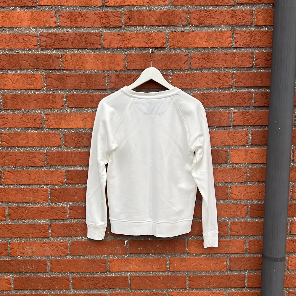 En vit sweatshirt från gant, i princip oanvänd dvs i nyskick. Nypris 699kr. . Tröjor & Koftor.