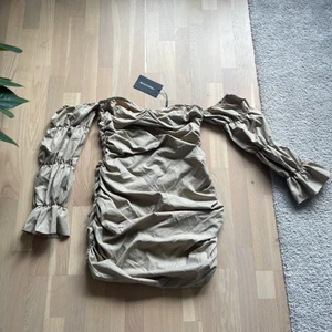 Klänning från PLT  - Säljer denna fina klänning. Helt oanvänd. Säljer pga att den är för stor. Torlek 42.