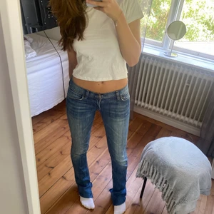 Lågmidjade jeans - Sjukt snygga lågmidjade byxor som jag har sprättat upp längst ner❤️