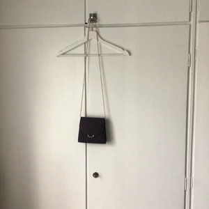 Svart väska  - Svart väska med guld detaljer köpt second hand!