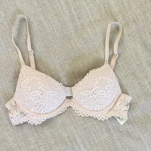 Bh - Otroligt skön och söt bh från H&M, storlek 70A💕 Lite push up i den och knappt använd då den är för liten.