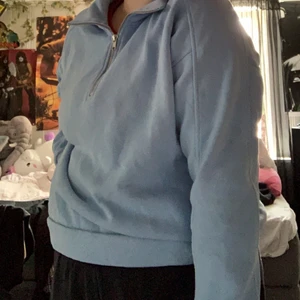 Jumper - Blå tjocktröja med dragkedja framtill. Tryck inte på köp! Kontakta mig vid intresse 💞