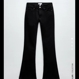 Svarta Low waist Bootcut jeans - ⚠️INTRESSEKOLL⚠️ intressekoll på dessa superfina SLUTSÅLDA jenas som jag är osäker på om jag ska behålla. Frakt tillkommer💖💖💖