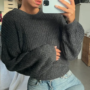 Stickad tröja  - Älskad stickad tröja från Gina med lite puffiga ärmar 🤍 skickar eller möts upp i Stockholm i 