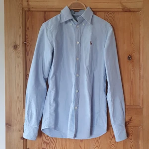 Blåskjorta - Jag säljer den här blåa skjortan som jag använt några gånger, dock har den en liten fläck längst ut på ena ärmen. Som ny kotade den ungefär 600.