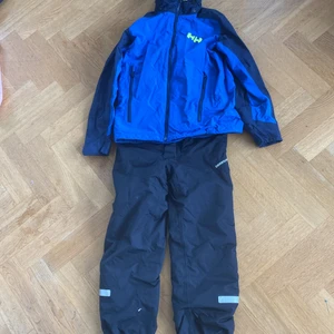 Vindjacka och onepiece termobyxor  - Vindjacka från Helly Hansson i bra skick 150cm. Onepiece termobyxa från Didriksons 150cm, funkar bra i alla väder. 