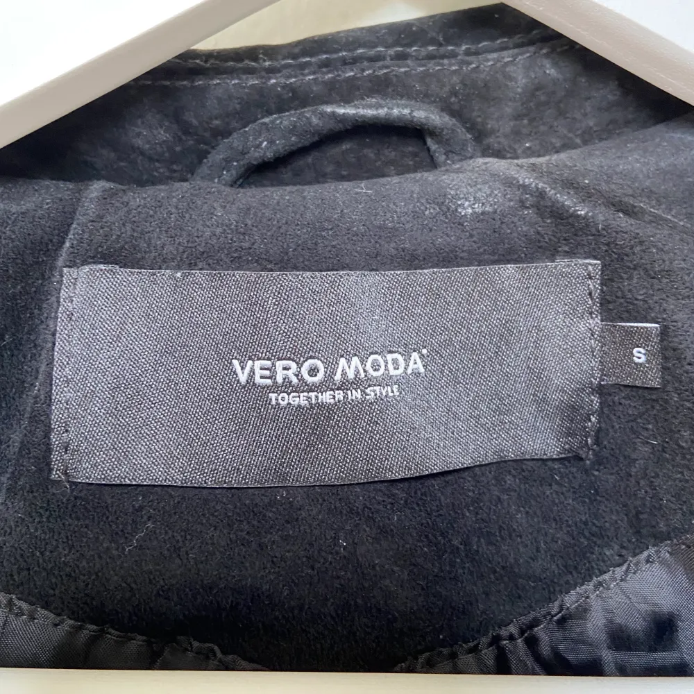 Svart mocka jacka i storlek S, men liten i storleken (mer XS). Köpt på Vero Moda, nypris 1150kr. Jättefin jacka med snygga detaljer. Knappt använd och är i superfint skick. Frakt tillkommer, kan alt mötas upp i Gävle.. Jackor.