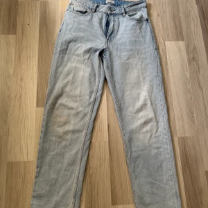 Ljusa jeans  - Ett par ljusa enkla jeans. Dem är typ mid waist tror jah. Dem har en fläck på höger ben men jag tror jah bara har tvättat dem en gång sen den hamna där så kanske går bort🤷‍♀️ inte 100 säker. Annars super fina