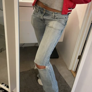 Levis low waist jeans - Hösta BUD atm: 550 kr!  Levi’s low waist jeans ❤️ säljer pga flytt! Högst bud säljer jag till!❤️ 82-83 cm midja. Ca 42 cm i benlängd alltså låret på jeansen! Många som hör av sig så först till kvarn gäller! Är 165 cm lång!