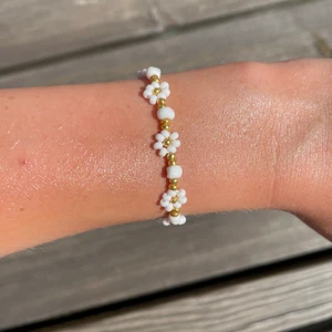 armband - Säljer det här söta armbandet💗 30kr/st eller 2st för 55kr! Frakt kostar 13kr
