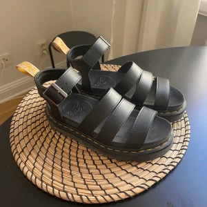 DR. MARTENS SANDALER - Modellen Blaire. Otroligt sköna med en ”bouncy sole”, alltså en studsig sula. Sällan använda! Riktiga skönheter som inte kommit till användning. Strl 37. 