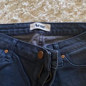 ACNE STUDIOS low rised jeans - Mörkblå vintiage acne studios jeans i fint skick. Köparen står för frakt