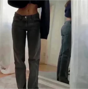 Mid Rise zara jeans  - Säljer mina grå/svarta mid rise jeans från zara. Säljer pga de är stora på mig❤️