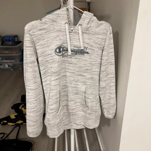 Champion hoodie - Grå champion hoodie  Storlek S Lite liten i storlek så passar XS/S   Endast testat 1 gång