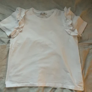 Zara tshirt - Säljer nu min tshirt som slutat komma till användning 💗
