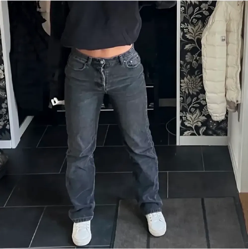 Intressekoll på Zaras midrise jeans, slutsålda💕 frakt tillkommer! (Lånade bilder) ignorera budet❗️❗️❗️. Jeans & Byxor.