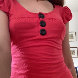 Topp💖 - Gullig, mörk rosa topp som går ner till midjan 