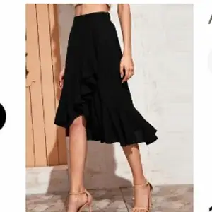 Säljer denna kjolen från Shein då det inte riktigt är min smak, storlek S. 50kr+ frakt.
