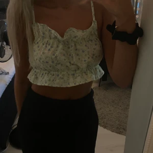 Somrig topp - Säljer då den inte kommer till användning. Köparen står för frakten🤍