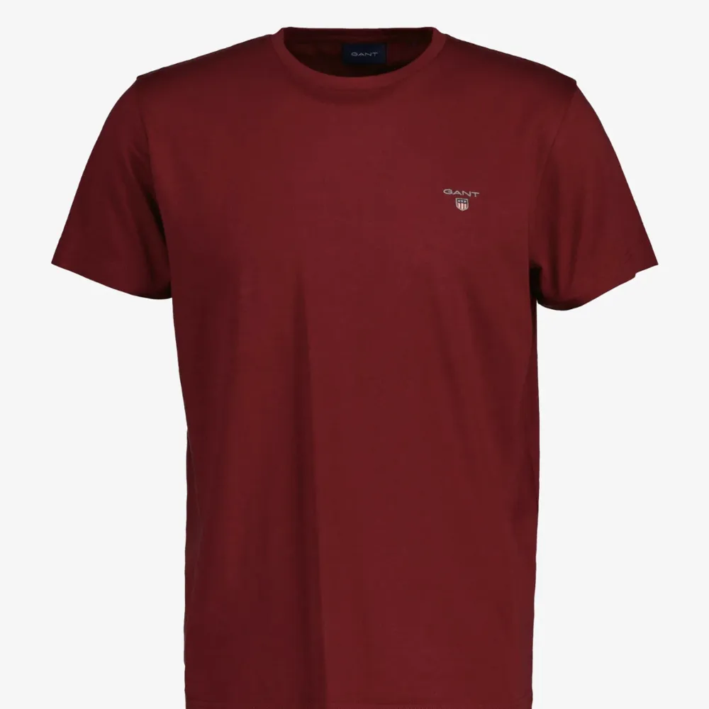 En vinröd t-shirt som är tunn men ändå skön👍🏻 den har andvänds 5ggr men är i bra skick❤️. T-shirts.