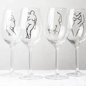 Rytmm Glas UF erbjuder egendesignade och handmålade vinglas med kvinnokroppar på. Vi skänker även 3 kronor för varje sålt glas till organisationen kvinna till kvinna💗1 glas = 139kr, 2 glas = 259kr, 4 glas 499kr. Fraktkostnad tillkommer!