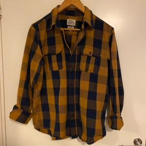 Skjorta ”LOGGER” - Klassisk skjorta gjord i en tung och stadig twillkvalitet. Köptes för ungefär 1 år sen. Fortfarande i bra skick. 