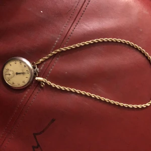 CORDELL KEDJA - Cordellkedja 4mm (säljer med eller utan pendant) var dvärgen länk e helt guld resten e guldpläterat med 925 sterling silver under!  Om du vill ha klockan till (antik klocka värd väldigt mkt så kostar de 2,5k extra) 