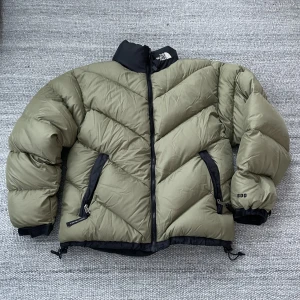 North face dunjacka  - Äldre modell av north face som heter ascent  Khakigrön färg i size M 