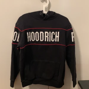 hoodrich dress - fin hoodrich dress som används, jätte dom men de saknar bara snören på hoodien, stl S på både byxor och hoodie 