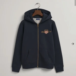 Gant  - Jag säljer min mörkblåa tröja från GANT, köpt för 900kr säljer för 299kr ❤️‍🔥