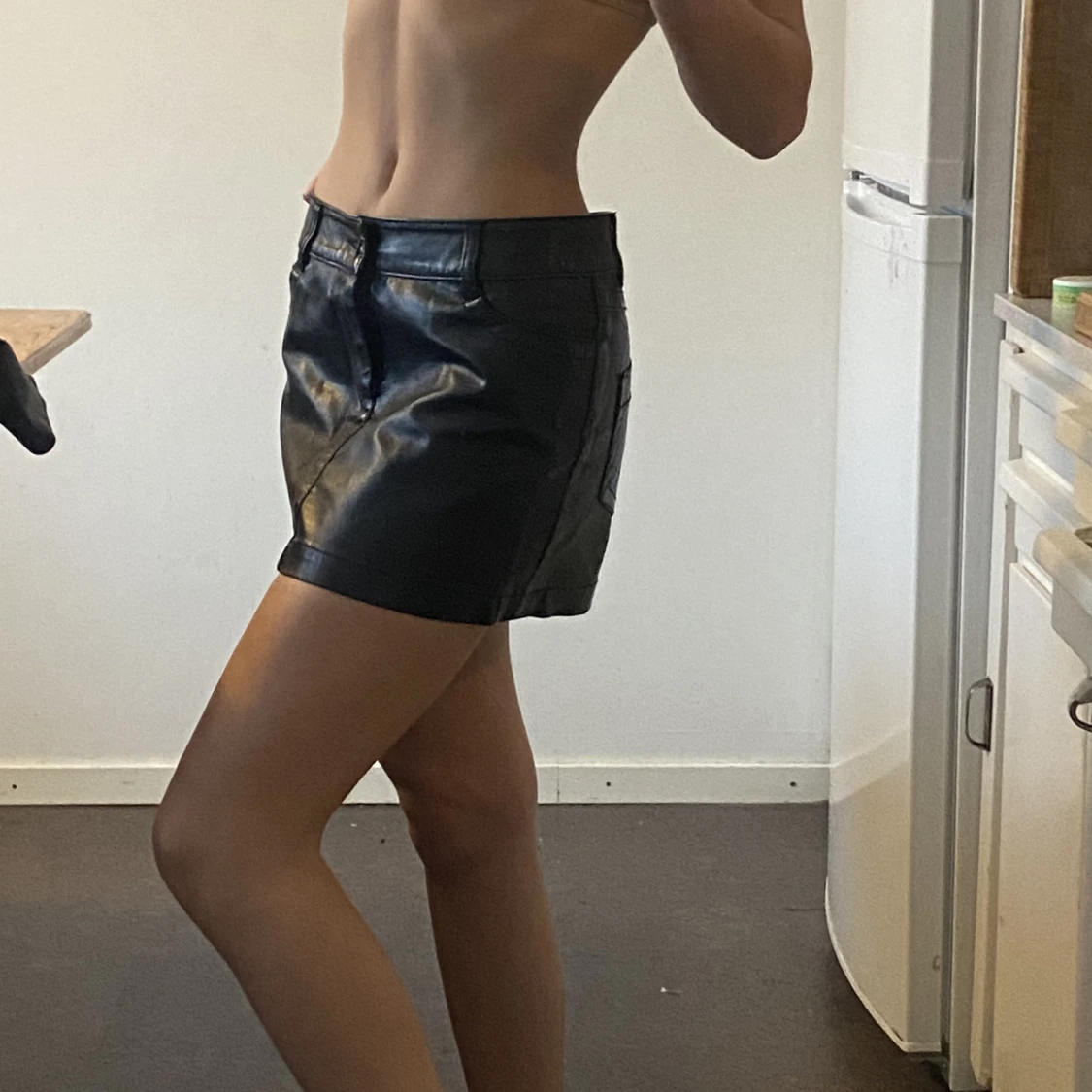 Lågmidjad skinnkjol 