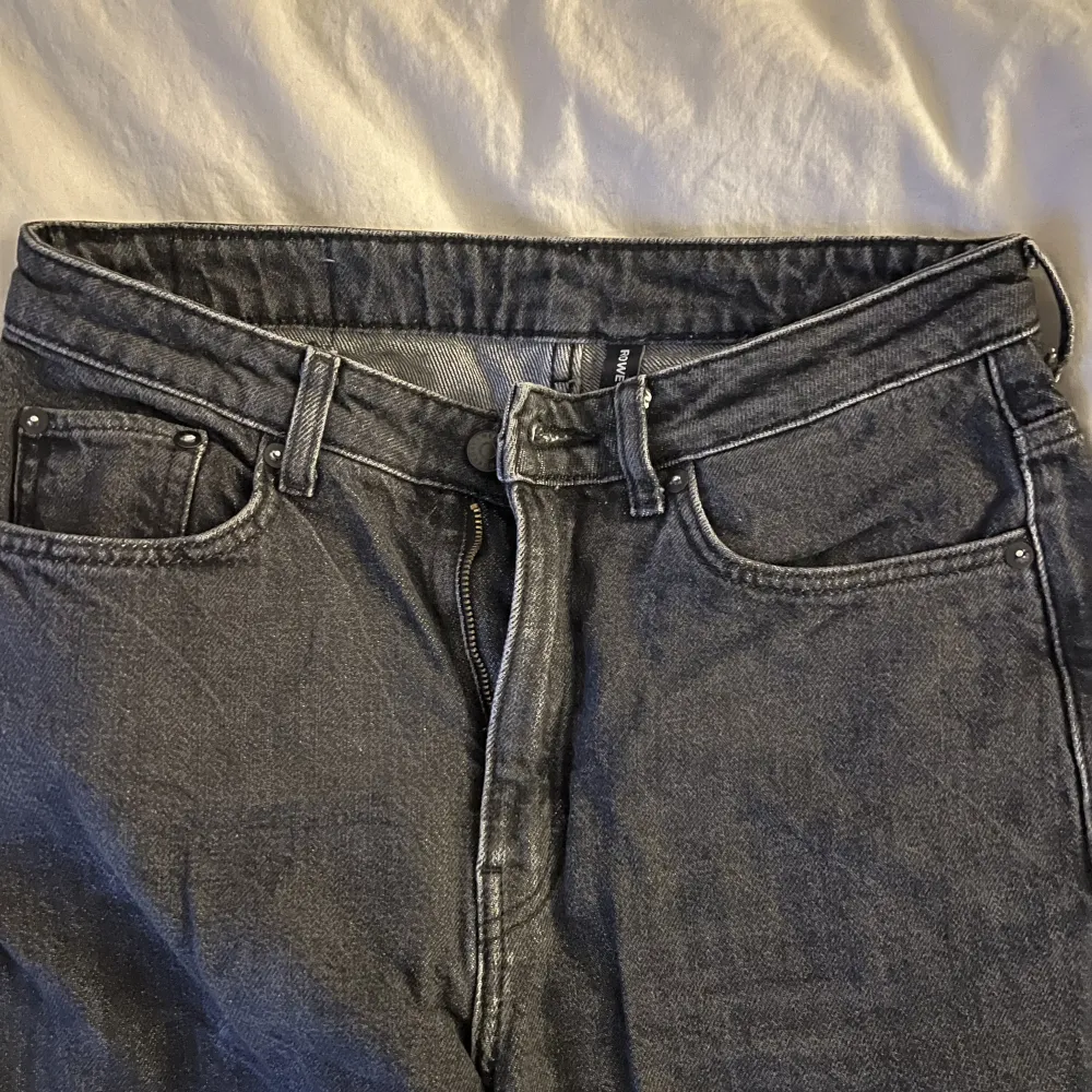 Gråa rowe jeans med slits från weekday. Säljer då de är för korta för mig. Färgen är som på andra bilden. Fint skick!. Jeans & Byxor.