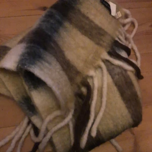 Halsduk - STOR mysig halsduk! Jätte varm o go!  (Skickar med en hudvårdsprodukt som extra bonus)